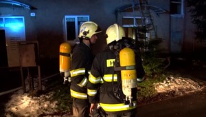 Prešovskí hasiči zasahovali pri požiari bytovky. 17 ľudí muselo opustiť svoje domovy