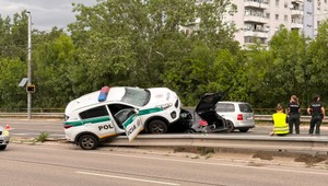 Policajné vozidlo po zrážke skončilo na zvodidlách. Nedanie prednosti spôsobilo nehodu 3 áut