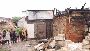 Sused varil kávu a podpálil susedke strechu. Tá sa stará o štyri deti