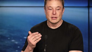 Otec známeho miliardára má dieťa s nevlastnou dcérou