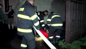 Humenskí hasiči v noci bojovali so zatopenou cestou aj záhradami