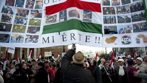 Orbánovi priaznivci. Do ulíc vyšlo 100 000 ľudí