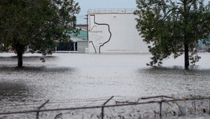 Neďaleko zaplaveného Houstonu vybuchla chemická továreň