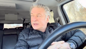 Čo tají Baldwin?! Aj tri mesiace po tragickej streľbe odmieta stále vydať polícii mobil!