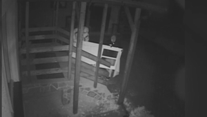 Muži v zdravotníckych oblekoch vykradli obecný úrad na Orave, lúpež zachytili kamery