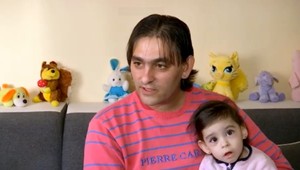 Obetavý otec nechal prácu, aby sa mohol starať o dieťa. Od štátu dostáva len 24 eur