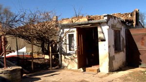 Víchrica im zobrala strechu. Jozef, ktorý prekonal sedem infarktov, sa v dome stará o tri vnúčatá