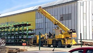 Pracovníka piešťanskej firmy zavalilo oceľové rameno, zomrel