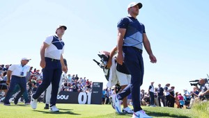 Obhajca prvenstva v LIV Golfe zaostáva. K dispozícii je ešte päť turnajov