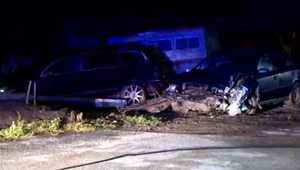 Z krčmy rovno za volant. Náraz bol tak silný, že stĺp rozlomil a obaja muži zostali v aute zakliesnení