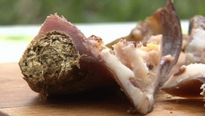 Začal jesť a zrazu... výkaly v tlačenke