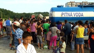 Obyvateľom Luníku IX. cisterna s vodou nestačí. Chcú viac