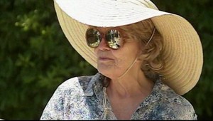 Babička je továrňou na samovražedné balíčky!