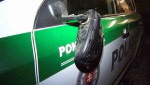 Opitý drzý trúfalec Tomáš (23) rozbíjal policajtom autá