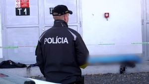 Pri obchodnom dome v Banskej Bystrici našli telo muža. Polícia zisťuje ako zomrel