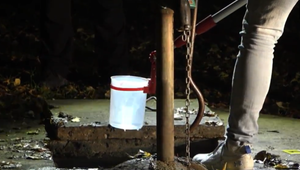 Neznáma látka pri studni spôsobila, že časť dediny zostala bez pitnej vody. Prípad riešia enviropolicajti