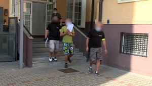 Muž, ktorý ublížil nožom svojej mame a dokopal brata, skončil vo väzbe