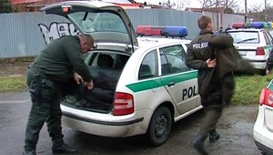 Policajná naháňačka. Peter (31) vyskočil z okna súdu
