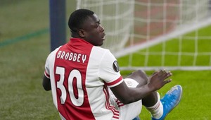 Loptu odkopol zo štadióna. Talent Ajaxu predviedol otrasnú penaltu