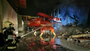 Tucet hasičov v Trnave stále hasí skryté ohniská. Večer opäť zasadne krízový štáb