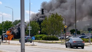 V Nitre pred hypermarketom horel autobus, bol plný žiakov na školskom výlete