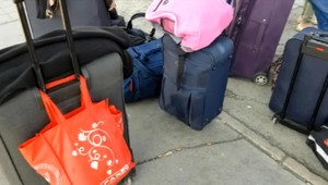 Zo sľúbenej práce v zahraničí sa stalo nekonečné čakanie na autobusovej stanici