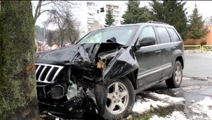 Najprv nacúval do auta, potom narazil do stromu. Z miesta nehody ušiel