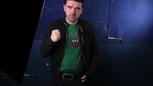 Peter Kočiš zabúda na rozvod, žúroval s neznámou blondínkou