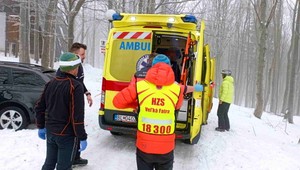 Horskí záchranári pomáhali lyžiarovi, ktorý spadol zo sedačkovej lanovky