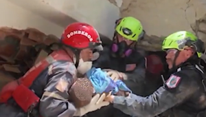 Po štyroch dňoch pod troskami vo Venezuele sa podarilo zachrániť živé bábätko