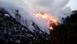 Zo skládky stále šľahajú obrovské plamene. V meste vyhlásili mimoriadnu situáciu