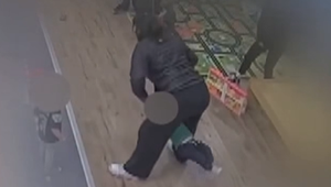 Opatrovateľka v detskom kútiku sa nebezpečne hrala s chlapcom (2). Utrpel vážne poranenie mozgu