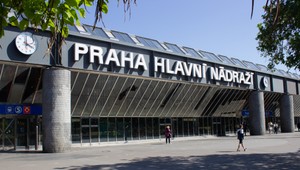Anonym nahlásil bombu na pražskej hlavnej stanici, polícia pri pyrotechnickej prehliadke nič nenašla