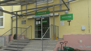 Skupina žien fyzicky napadla primára: Opľuli ma a hádzali po mne topánky, tvrdí lekár