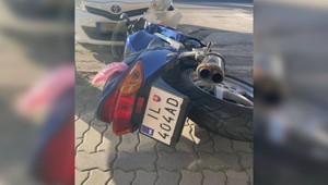 Mladík (17) unikal policajtom a havaroval. Po nehode odhalili, čo skrýval v ruksaku