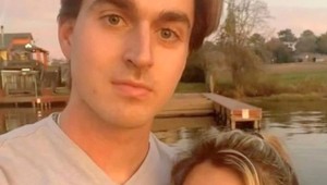 Kašle na to, že by mohla byť jeho mamou: Alexander si staršiu priateľku nevie vynachváliť