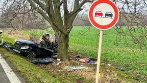 Tragická dopravná nehoda v okrese Nitra: Vodič vrazil do stromu