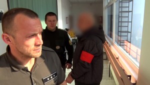 Muž (64) sa postavil pred súd. Mal natáčať sexuálne videá s vnučkami