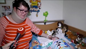 Chlapček napojený na pľúcnu ventiláciu musí ísť do školy. Mama je hrdá
