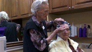 Účesy storočia. Kaderníčku neodradí od jej práce ani jej okrúhlych 100 rokov