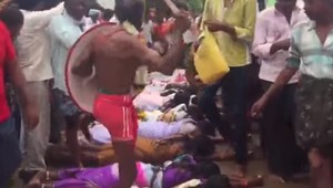 Ženy dovolili mužom, aby po nich šliapali. Má im to vraj zvýšiť plodnosť