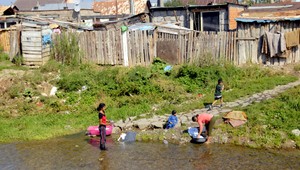 V Jarovniciach čakalo na dávky 1 500 osadníkov, zasahovala polícia