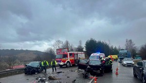 Vážna dopravná nehoda: Traja ľudia sa ťažko zranili