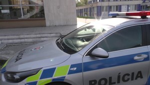 Tínedžer napadol dvojicu, u ktorej býval. Vyhrážal sa im zabitím