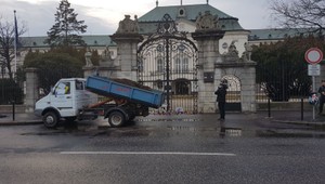 Pred úradom vlády stojí vlečka s hnojom