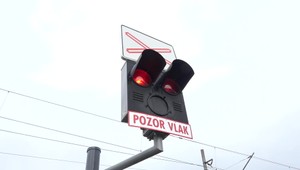 Nehoda vlaku s osobným autom prerušila dopravu. Vodič vyšiel z havarovaného auta po svojich