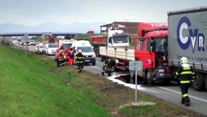 Zrážka dvoch kamiónov! Železný náklad vrazil do kabíny vodiča