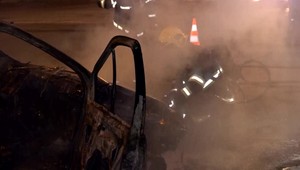 V Prešove uprostred premávky auto pohltili plamene. Pár stihol vyskočiť v poslednej chvíli