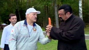 Steven Seagal ochutnáva mrkvu vypestovanú bieloruským prezidentom Lukašenkom
