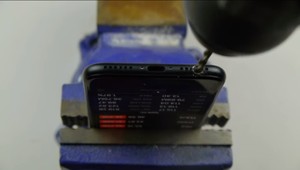 Tomuto videu naletel celý svet, ľudia vŕtajú do svojich iPhonov